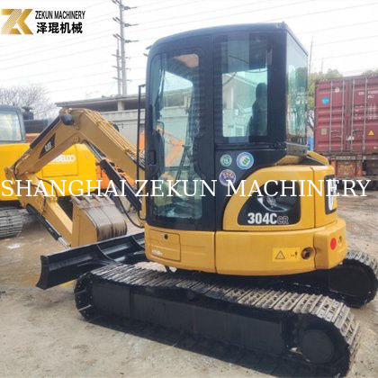 4 Ton Digunakan CAT 304 Excavator dengan kabin tertutup dan original silinder hidrolik