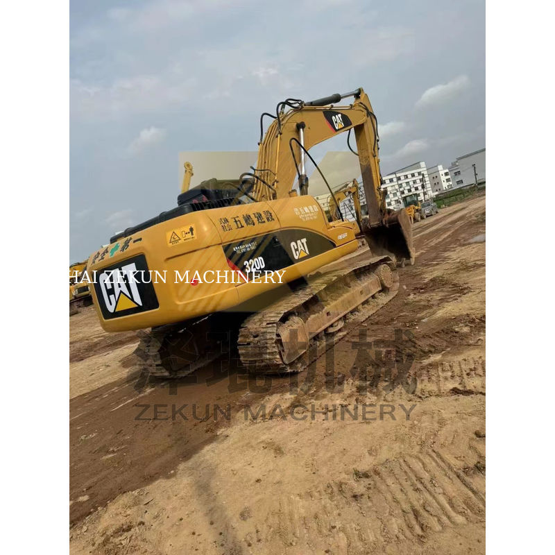 Digunakan Cat 320D Excavator di Jepang dengan berat mesin 20000 KG dalam kondisi baik