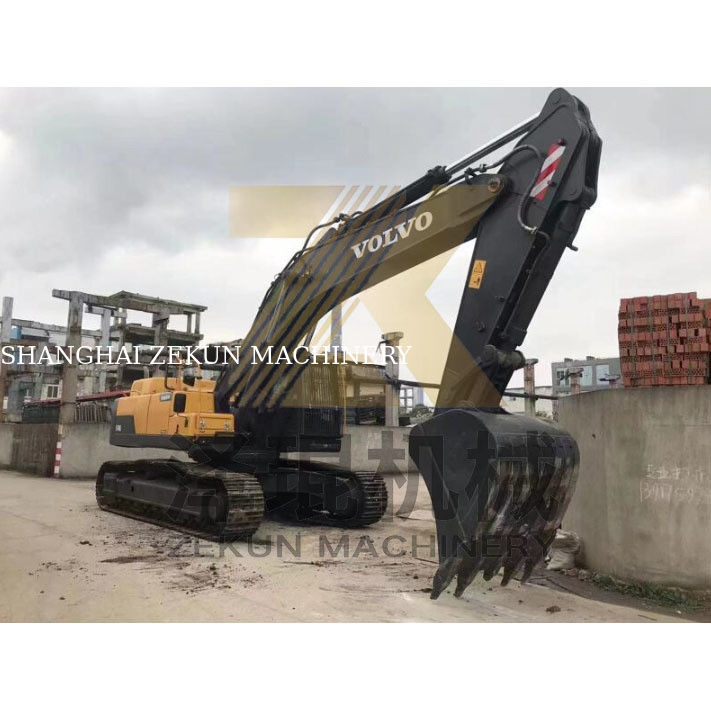 Digunakan Volvo EC480 Excavator dengan kapasitas ember 3,3 m3 dan katup hidrolik lainnya