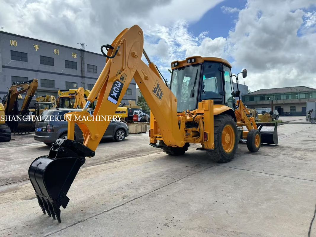 Ekskavator Backhoe Loader JCB 3CX 2001 Dengan Aliran Sistem Hidrolik 95 L/min
